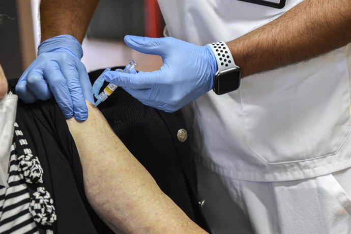 Archivo - Una mujer recibe una dosis de la vacuna contra la gripe, en el Centro de Salud Plaza Segovia de Valncia, en imagen de archivo