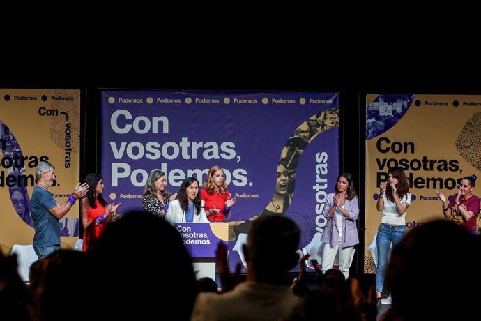 (I-D) La secretaria general de Podemos y ministra de Derechos Sociales y Agenda 2030 en funciones, Ione Belarra; interviene en un acto de Podemos, en el Teatro Fernando de Rojas, CBA, a 16 de septiembre de 2023, en Madrid (España). 