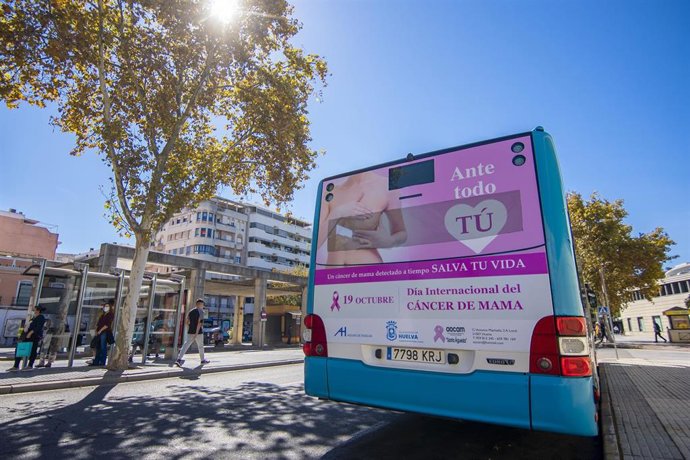 Archivo - Uno de los autobuses rotulados que transitará las calles de Huelva.
