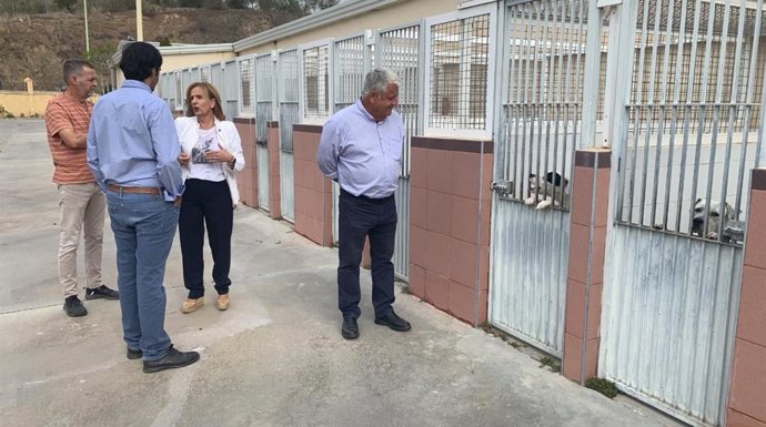 La Viceportavoz Municipal Socialista, Begoña Medina, En Una Visita Al Centro De Protección Animal