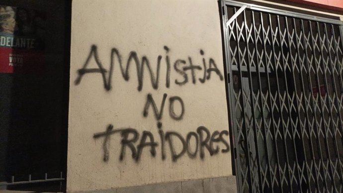 Pintada en la fachada del PSOE Monzón.