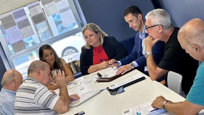 La  concejala de Barrios de Santander, Lorena Gutiérrez, se reúne con representantes de la FECAV