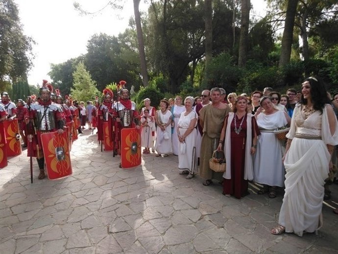 Archivo - Recreación histórica en los aledaños del anfiteatro de Itálica