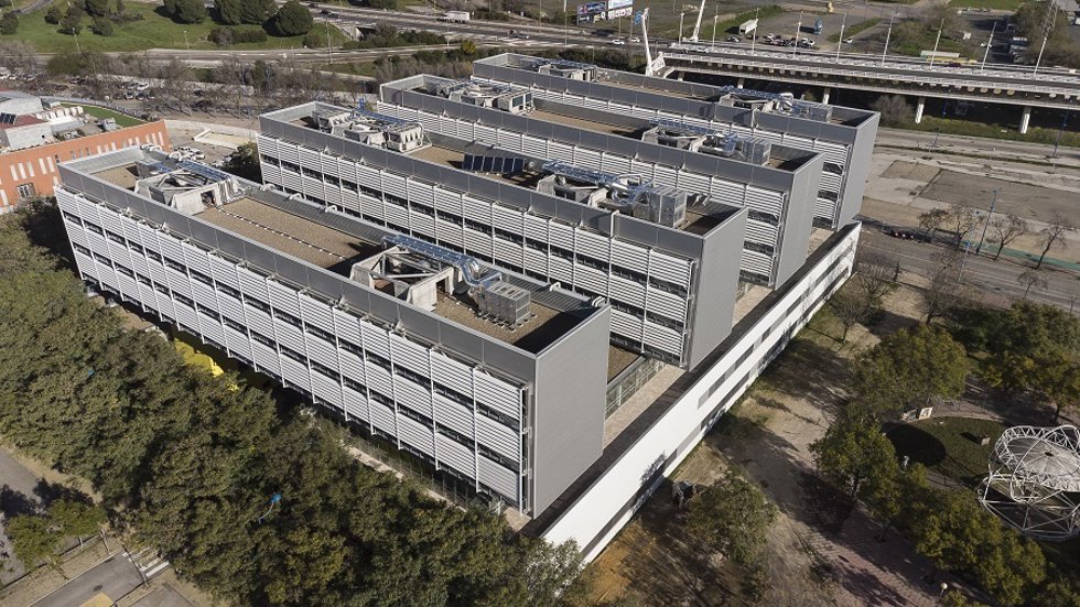 Archivo - Cubierta de la nueva Politécnica (Centro Andalucía Tech Escuela Politécnica Superior) de la Universidad de Sevilla junto a la que se construirá el nuevo aulario.