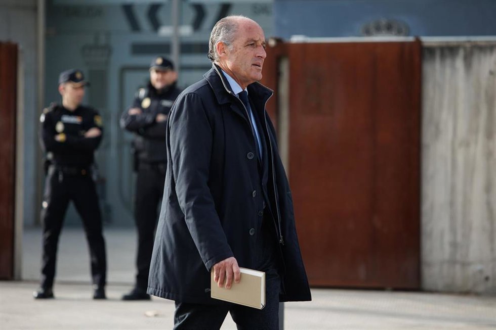 Archivo - El expresidente valenciano Francisco Camps a su llegada a la sede de la Audiencia Nacional, a 20 de febrero de 2023, en San Fernando de Henares, Madrid (España).