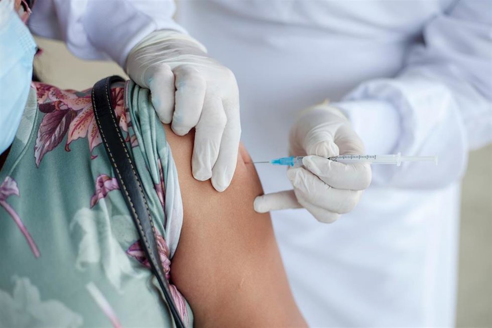 Imagen de archivo de vacunación de la gripe.