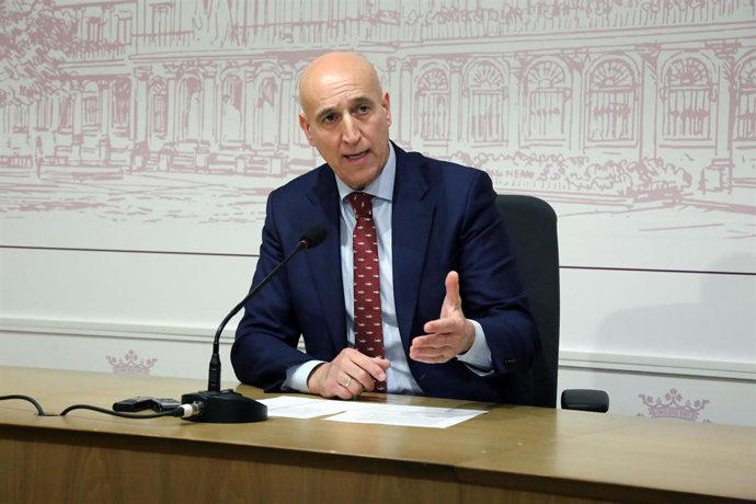Archivo - El alcalde de León, José Antonio Diez, durante una rueda de prensa.