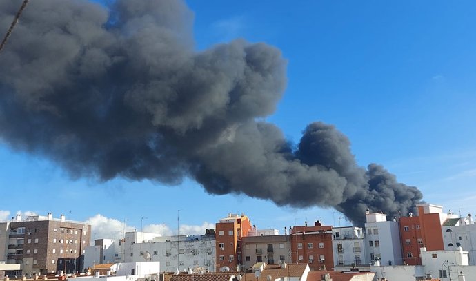 Incendio en una nave de gestión de residuos y reciclaje de Huelva