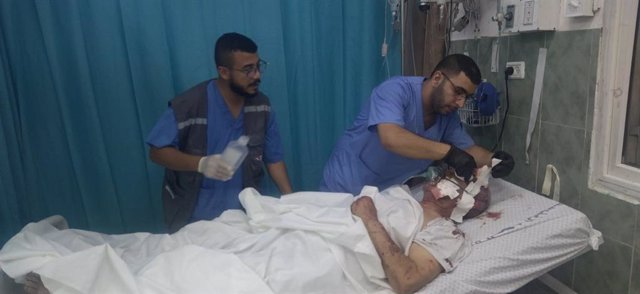 Sanitarios atendiendo a un herido en un hospital de la Franja de Gaza