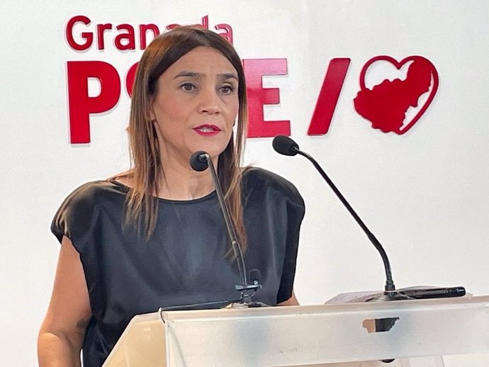 Archivo - La parlamentaria Olga Manzano, del PSOE de Granada, en una foto de archivo.