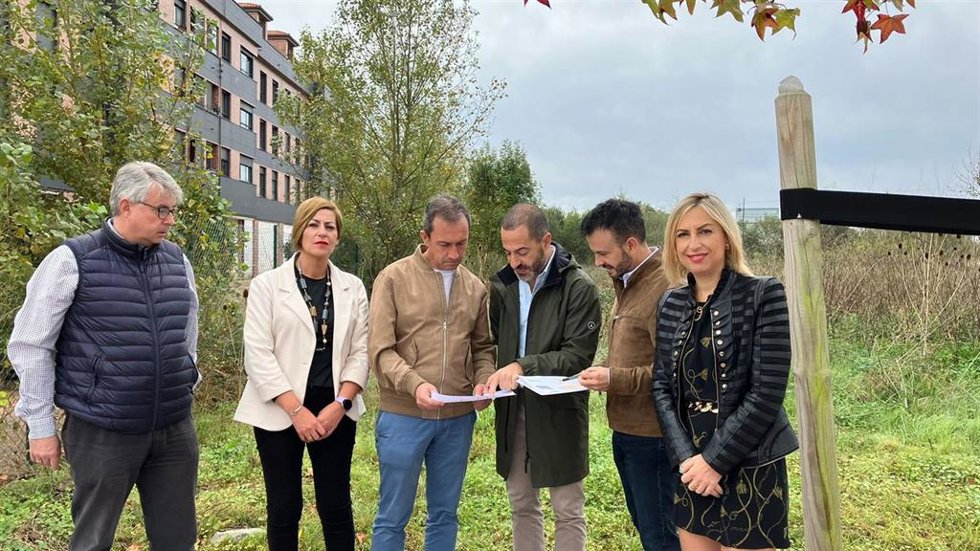 El El alcalde de Siero, Ángel García, la concejala de Urbanismo, Empresa y Fondos Europeos, Susana Madera, y el consejero de Ordenación de Territorio, Urbanismo, Vivienda y Derechos Ciudadanos, Ovidio Zapico