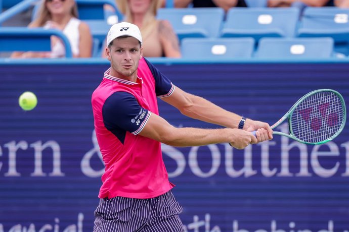 Archivo - 17 August 2023, US, Mason: UStennis player Hubert Hurkacz in action against Greece's Stefanos Tsitsipas during their men's singles round of 16 tennis match of the Western & Southern Open tennis tournament. Photo: Scott Stuart/ZUMA Press Wire/