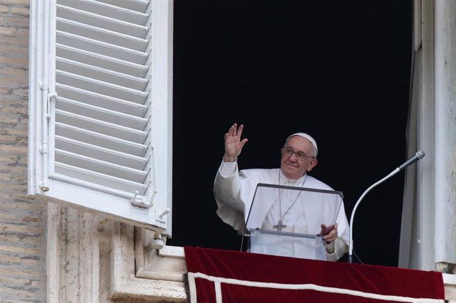 Archivo - 19 June 2022, Vatican, Vatican City: Pope Francis delivers the Angelus prayer from the window overlooking St. Peter's Square. Photo: Evandro Inetti/ZUMA Press Wire/dpa