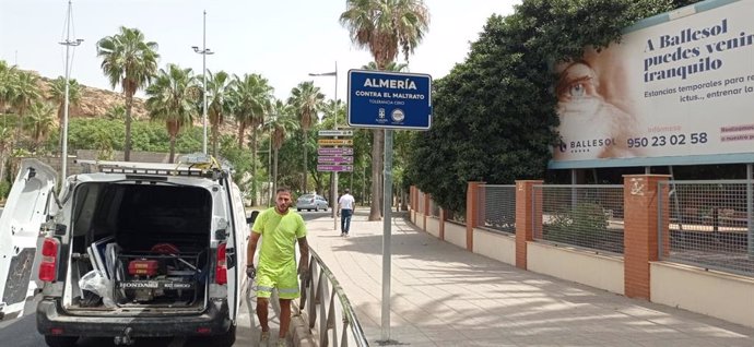 Una de las señales de tráfico colocadas en la ciudad de Almería contra el maltrato.