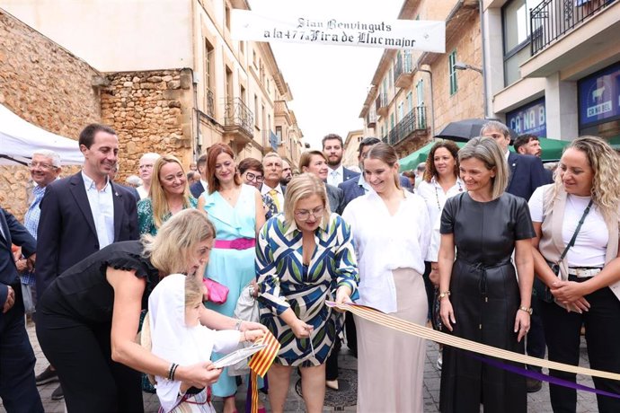 La presidenta del Govern, Margalida Prohens, inaugura la XLIII Mostra Llucmajorera, acompañada de la alcaldesa de Llucmajor, Maria Francisca Lascolas, y otras autoridades