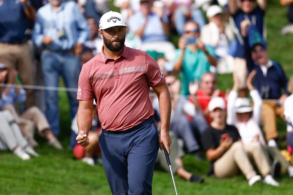 Jon Rahm celebra un 'birdie' durante la cuarta y última jornada del Acciona Open de España presented by Madrid 2023