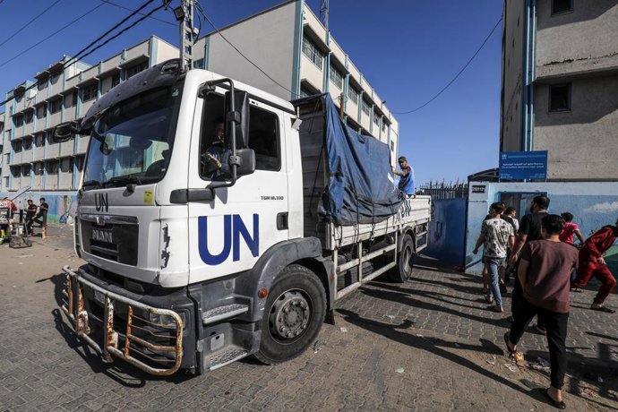 15 October 2023, Palestinian Territories, Rafah: A UN truck brings food supplies to Palestinian citizens staying in one of the UNRWA schools in the city of Rafah, southern Gaza Strip. Photo: Abed Rahim Khatib/dpa