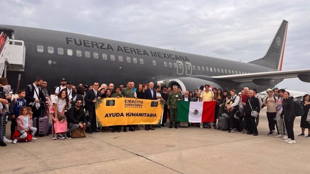 Avion militar con evacuados mexicanos de Israel y los territorios palestinos