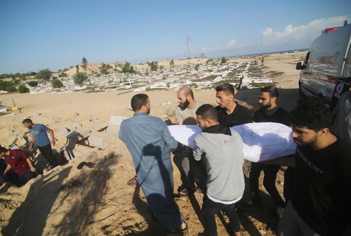 October 15, 2023, Rafah, Gaza Strip, Palestinian Territory: Palestinian mourn participate in funeral of the Zannoun family who were killed in an Israeli airstrike during their funeral in the Rafah refugee camp, in the southern of Gaza Strip on Octobers 