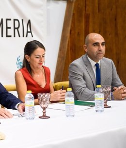 Archivo - La delegada de la Junta en Almería, Aránzazu Martín, y el delegado territorial de Agricultura, Antonio Mena.