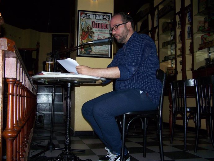 El poeta José Alcaraz en el extinto Café Zalacaín