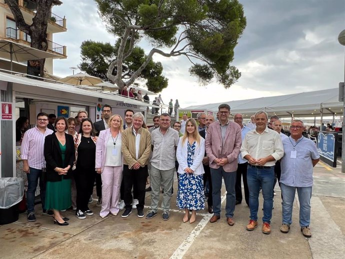 El conseller de Turismo, Cultura y Deportes del Govern balear, Jaume Bauzà, visita la XX Mostra de la Llampuga en Cala Rajada
