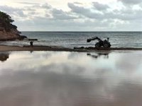 El cauce de agua empieza a descender en el torrente de Canyamel tras retirarse arena y hojas que taponaban desembocadura