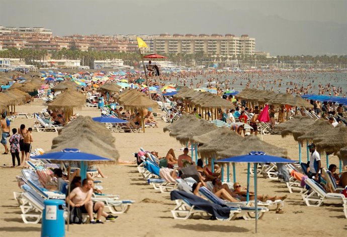 Archivo - Bañistas en la playa de la Malvarrosa en imagen de archivo