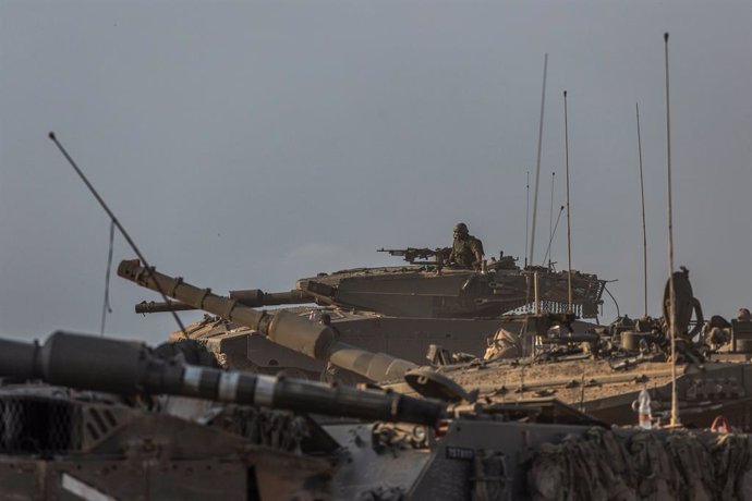 14 October 2023, Israel, Be'eri: Israeli tanks move through the area near Kibbutz Be'eri by the Israeli-Gaza border, as fighting between Israeli troops and Islamist Hamas militants continues. Photo: Ilia Yefimovich/dpa