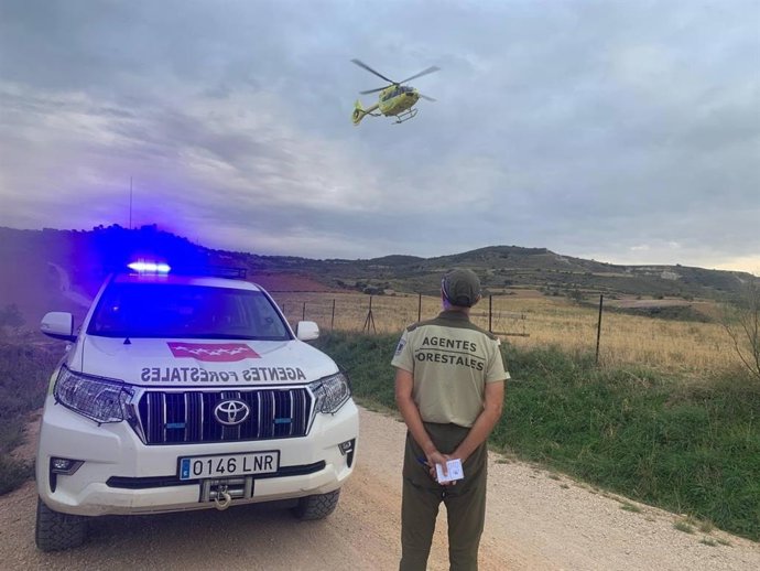 Agentes forestales trasladan a un ciclista gravemente herido en  Los Antos de la Humosa (Madrid).