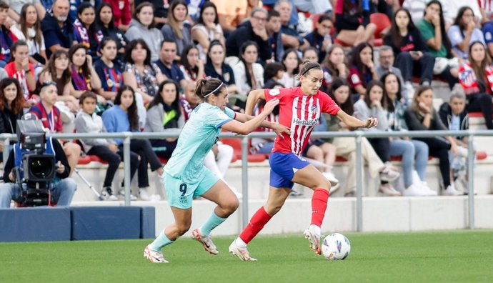 Mariona Caldentey y Ainhoa Vicente Moraza pugnan por un balón en el Atlético de Madrid-FC Barcelona de la Liga F 2023-2024