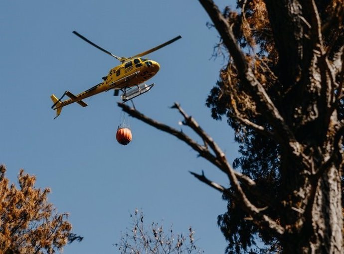 Un helicóptero interviene en las labores de extinción del incendio forestal que afecta a la isla de Tenerife desde el pasado 15 de agosto