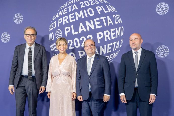 Los ministros del Gobierno en funciones Joan Subirats, Yolanda Díaz y Miquel Iceta y el delegado del Gobierno en Catalunya, Carlos Prieto, en la gala del Premio Planeta en Barcelona