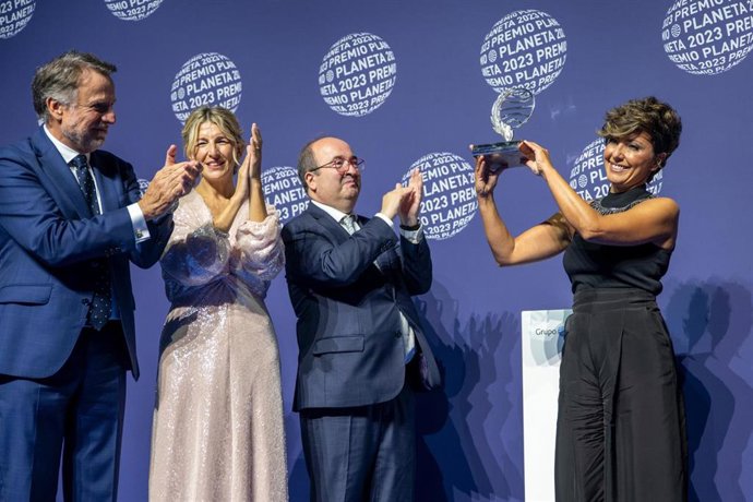 El presidente del Grupo Planeta José Crehueras; la vicepresidenta segunda en funciones, Yolanda Díaz; el ministro de Cultura y Deporte en funciones, Miquel Iceta y la ganadora del LXXII Premio Planera, Sónsoles Ónega