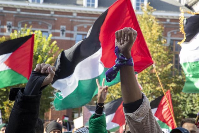 Manifestantes con banderas palestinas