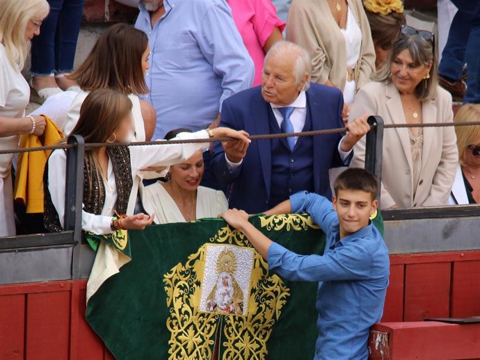 Manuel Díaz, Triana Díaz, Alba Díaz, Virginia Troconis, Manuel Benítez y  María Ángeles Quesada de lo más cómplices en la última corrida de Manuel Díaz 'el Cordobés'