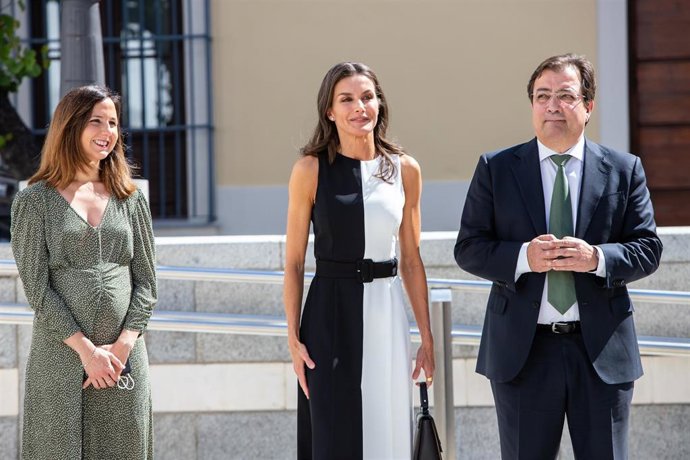 Archivo - La Reina Letizia y el presidente de la Junta de Extremadura, Guillermo Fernández Vara, a su llegada a la entrega de los Premios Reina Letizia 2021 en la Asamblea de Extremadura, a 4 de mayo de 2022, en Mérida, Badajoz, Extremadura (España). Es
