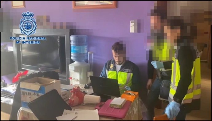 Agentes de Policía Nacional investigan los archivos del 'pedófilo' detenido en Logroño