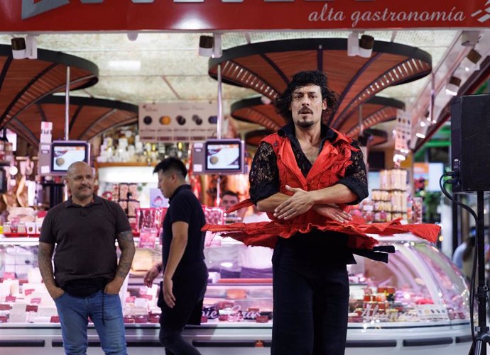 Archivo - El bailaor Jesús Carmona durante el pase Baile de Bestias, en el Mercado de La Paz, a 12 de junio de 2023, en Madrid (España).