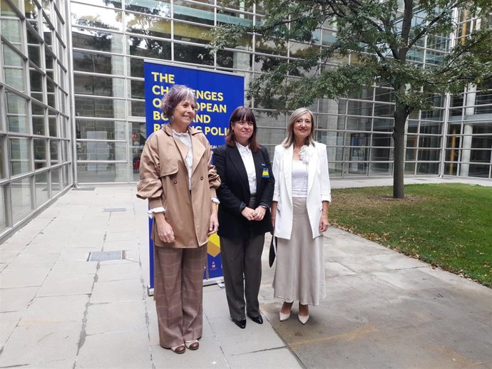 La directora general del Libro, del Cómic y de la Lectura del Ministerio de Cultura y Deporte, María José Gálvez, junto a la alcaldesa de Pamplona, Cristina Ibarrola, y la consejera de Cultura Deporte y Turismo del Gobierno foral, Rebeca Esnaola