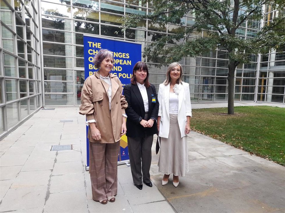 La directora general del Libro, del Cómic y de la Lectura del Ministerio de Cultura y Deporte, María José Gálvez, junto a la alcaldesa de Pamplona, Cristina Ibarrola, y la consejera de Cultura Deporte y Turismo del Gobierno foral, Rebeca Esnaola
