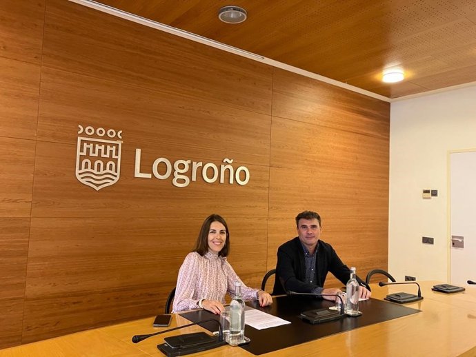 Rosa Fernández y Carlos Fuentes presentan el Premio de Narración Breve 'De Buena Fuente' de Logroño