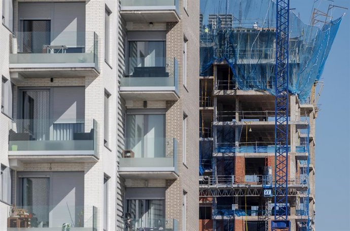 Archivo - Edificios en construcción en la capital, a 27 de octubre de 2021, en Madrid, (España). 