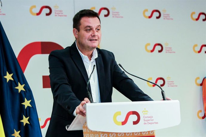 Archivo - El presidente del CSD, Víctor Francos, atiende a los medios, 