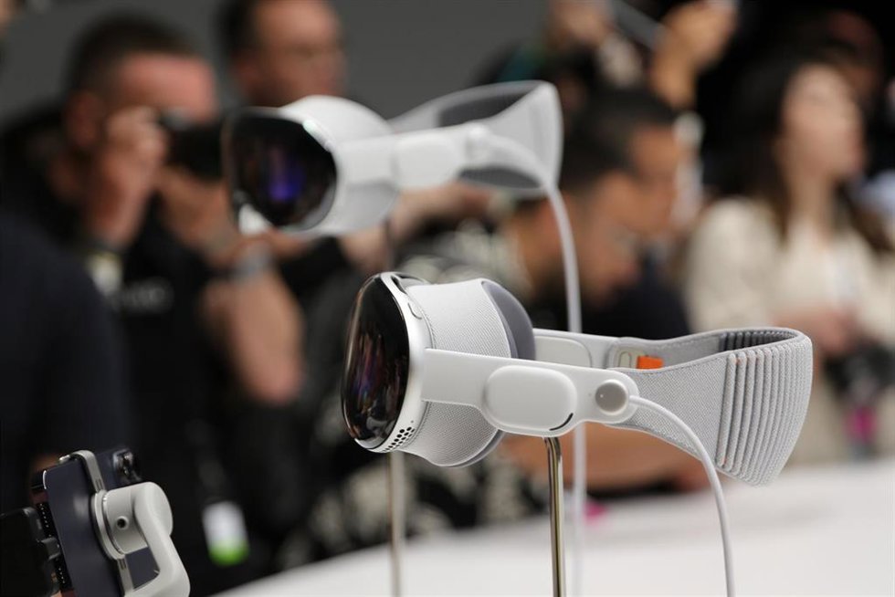 Archivo - 05 June 2023, US, Cupertino: Media representatives and bloggers surround the Apple Vision Pro computer glasses on display in the Steve Jobs Theater on Apple's corporate campus in Cupertino. 