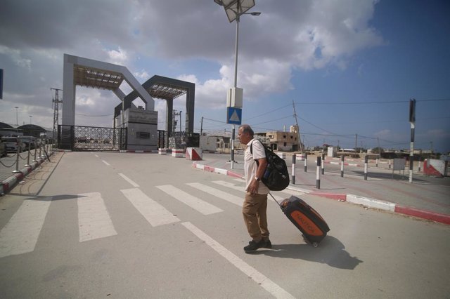 Un hombre junto al paso de Rafá, situado en el sur de la Franja de Gaza y en la frontera con Egipto, en medio de la ofensiva de Israel contra el enclave palestino tras los ataques lanzados el 7 de octubre por el Movimiento de Resistencia Islámica (Hamás)