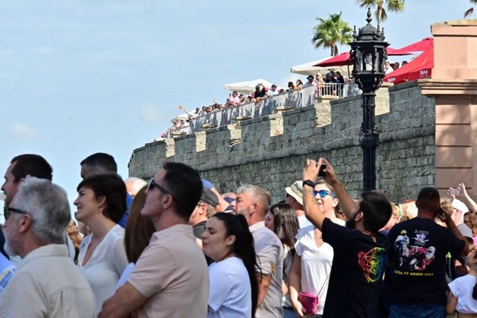Público en la Alameda de Cádiz siguiendo la SailGP.