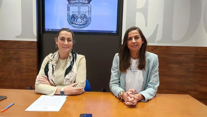Las concejalas de Vox Sonsoles Peralta y Alejandra González, en rueda de prensa.