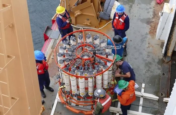 Los investigadores preparan un muestreador de roseta para su despliegue como parte del programa GEOTRACES para estudiar el cobalto y otros oligoelementos en el océano.