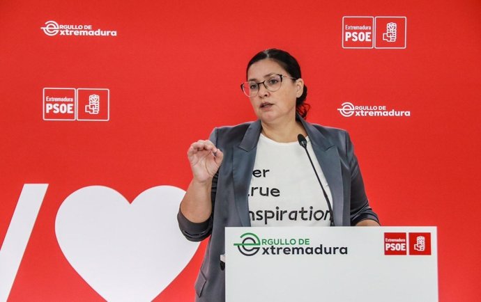 La secretaria de Organización del PSOE de Extremadura, Marisol Mateos, en rueda de prensa en Mérida